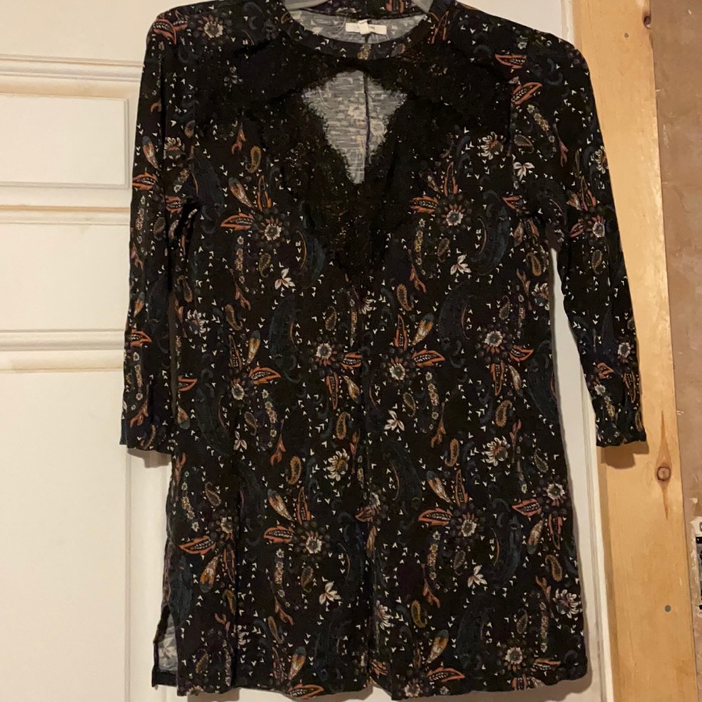 Very pretty Maurices keyhole shirt